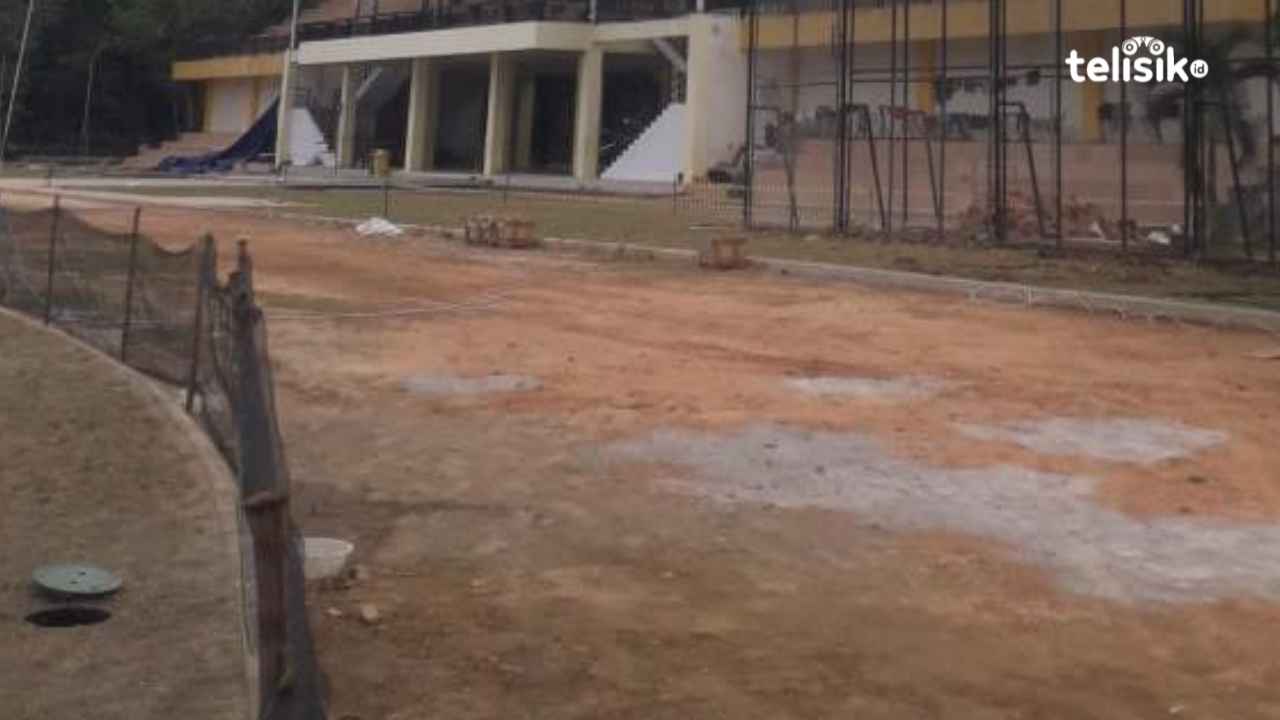 Kondisi terkini stadion mini UHO yang sedang direhab dengan menggunakan rumput standar FIFA. Foto : La ode Ali Arham/Telisik