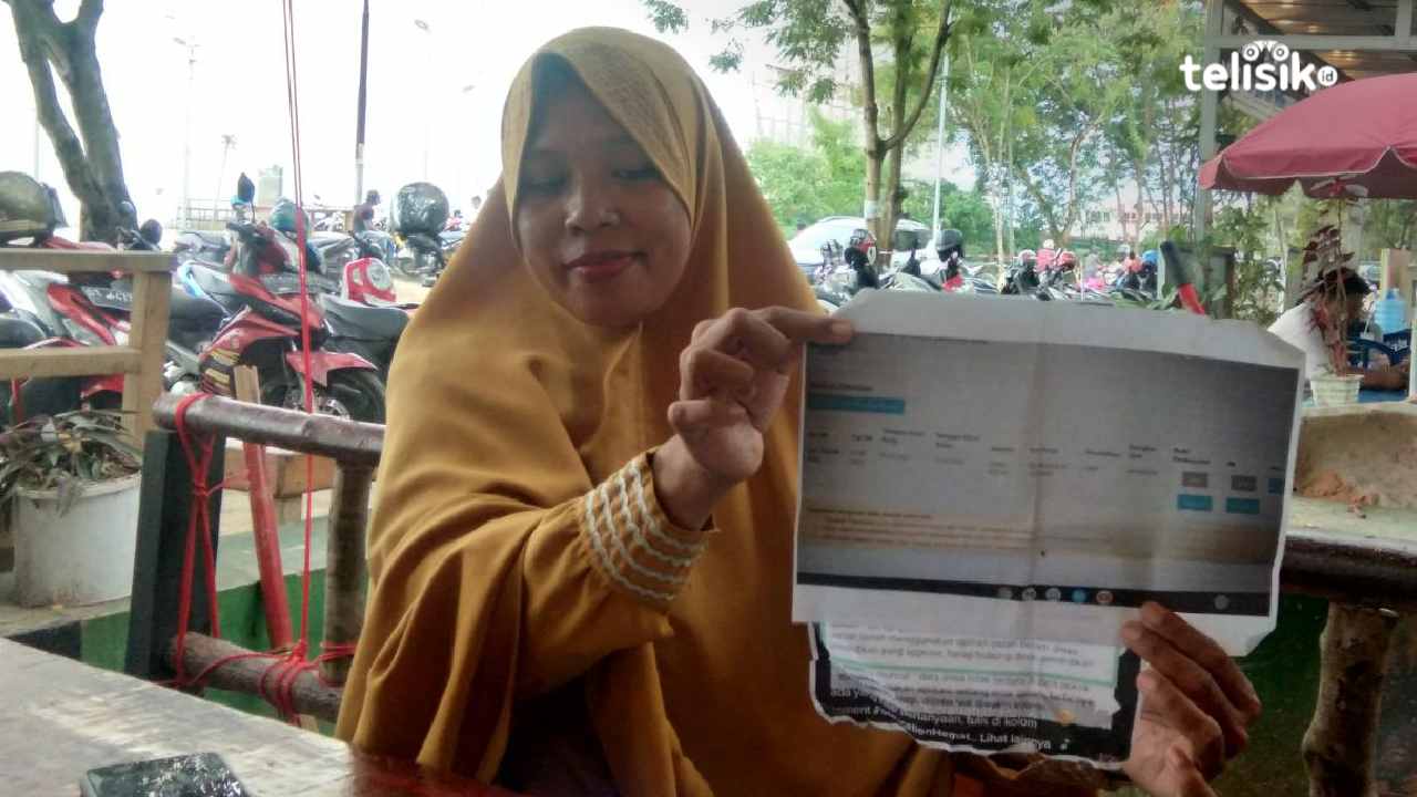 Wa Ode Sunartin, guru honorer di SDN 92 Kendari dipecat melalui petisi setelah mengabdi belasan tahun. Foto: Kardin/Telisik