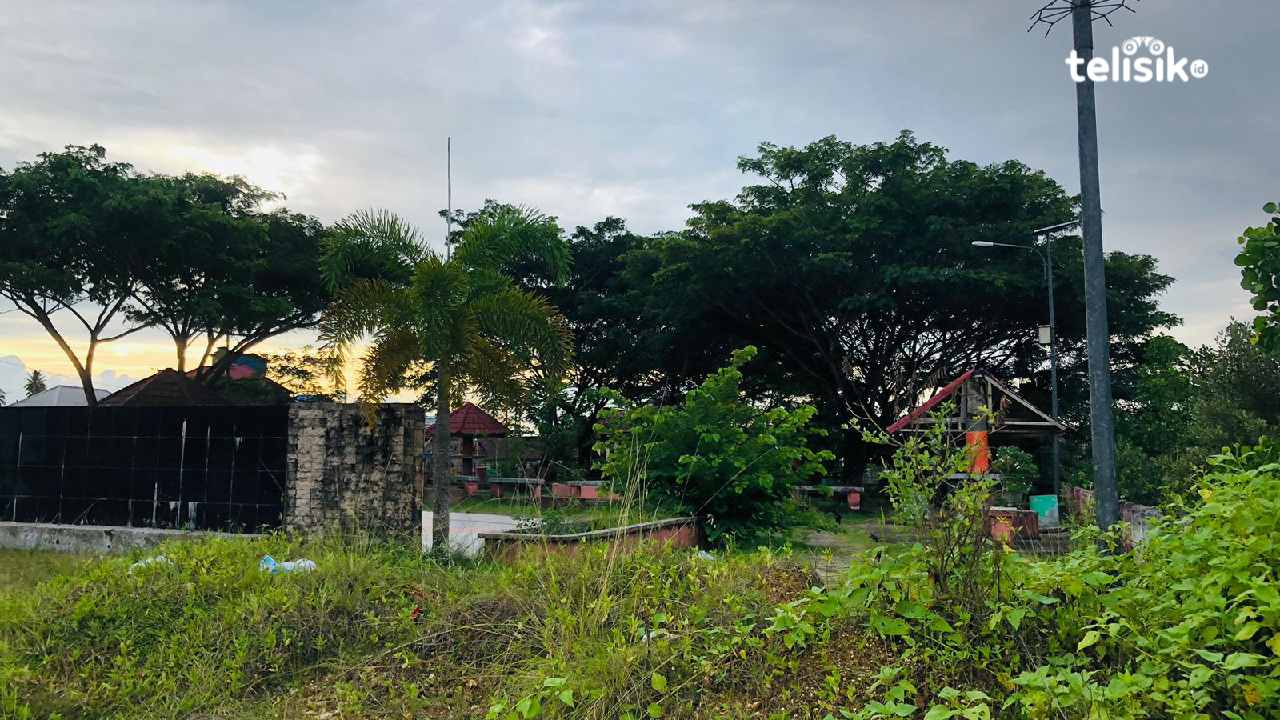 Kondisi taman kali Bajo yang ditumbuhi rerumputan mebuat sepi pengunjung, Jumat (27/1/2023). Foto: Lukman Nul Hakim/Telisik