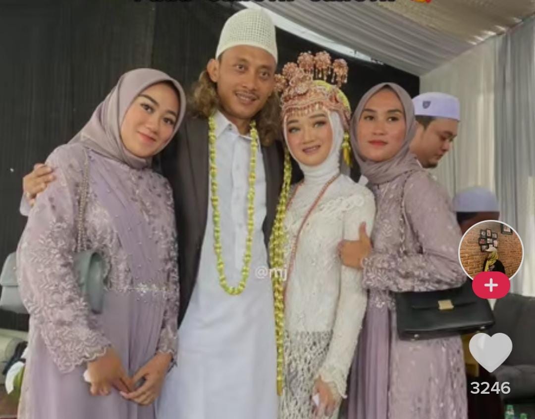 Sorang pria menikah untuk ketiga kalinya didampingi dua istrinya. Videonya kemudian viral di media sosial. Foto: Screenshot video