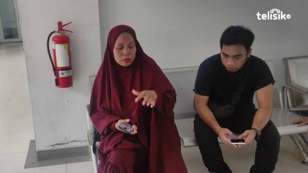 Wa Ode Sunartin (kiri) saat hearing di DPRD Kota Kendari, menanyakan nasibnya setelah datanya diduga dirubah oleh pihak SDN 92 Kendari. Foto: La Ode Martoton/Telisik