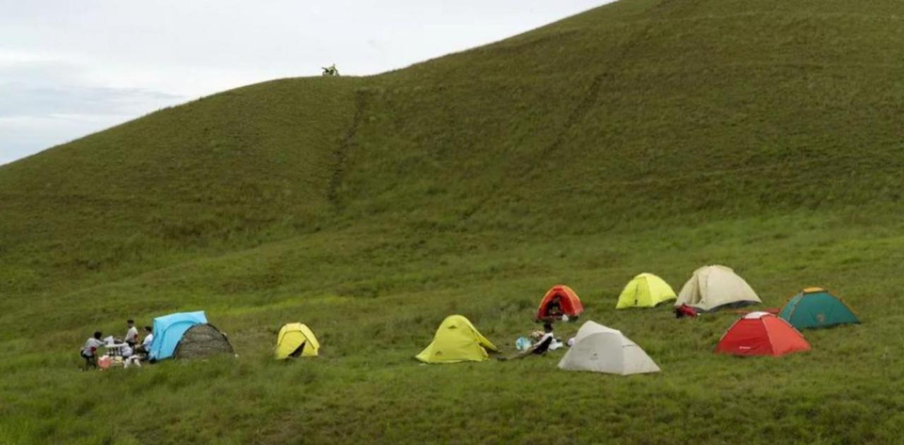 Keindahan Wisata Bukit Punggung Kuda, menjadi magnet bagi para wisatawan, sayangnya banyak pengunjung buang hajat sembarangan. Foto: Sindonews.com