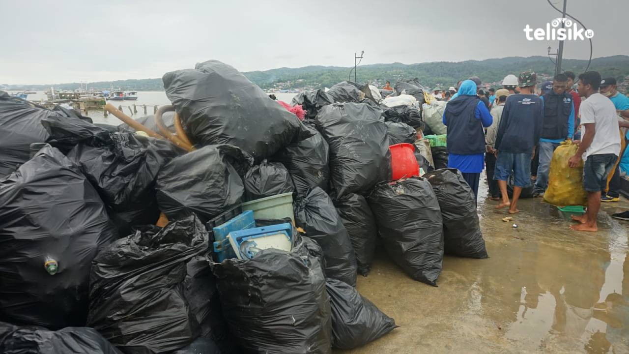 Tumpukan sampah dari Teluk Kendari yang berhasil dikumpulkan nelayan di RTH Papalimba. Nelayan diberikan sejumlah uang sesuai berat sampah yang mereka kumpulkan. Foto: Sumarlin/Telisik