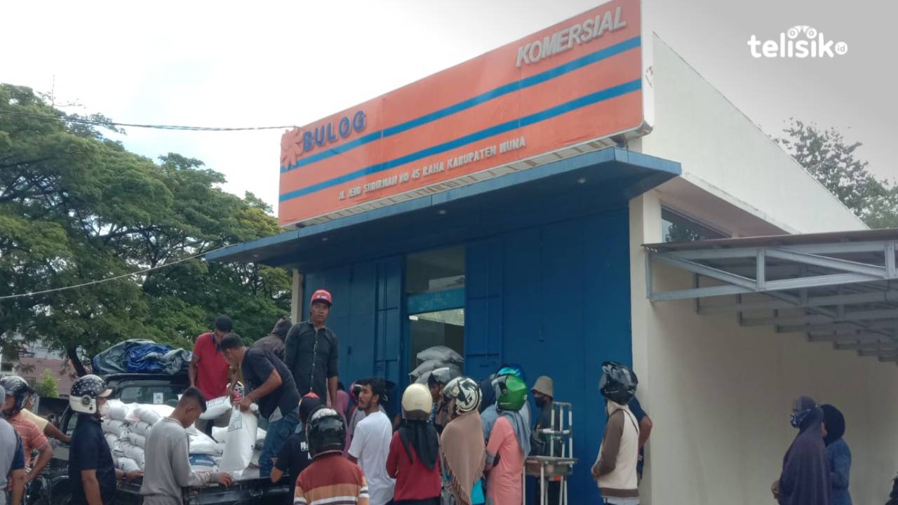 Masyarakat mengantre untuk mendapatkan beras medium di Bulog Raha. Foto: Sunaryo/Telisik