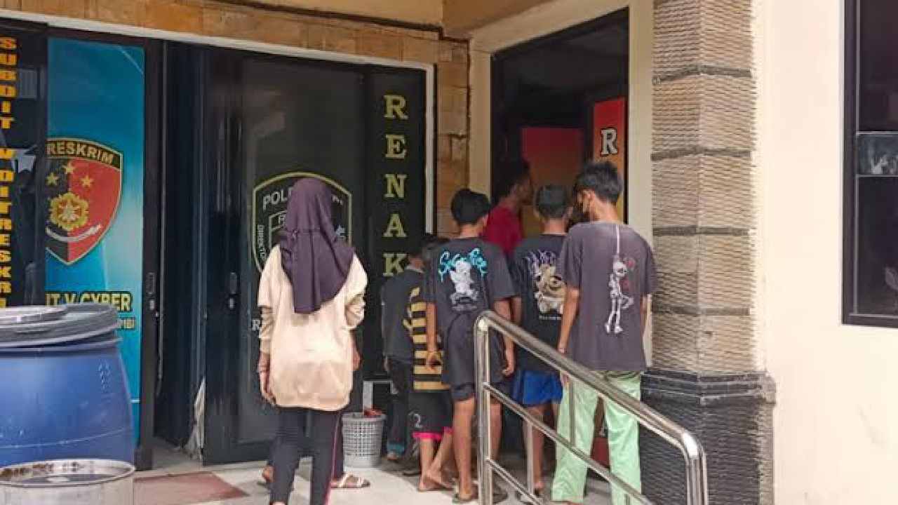 11 anak di Jambi jadi korban pelecehan seksual oleh seorang wanita. Tersangka memaksa korban memegang payudaranya. Foto: Jambiekspres.disway.id