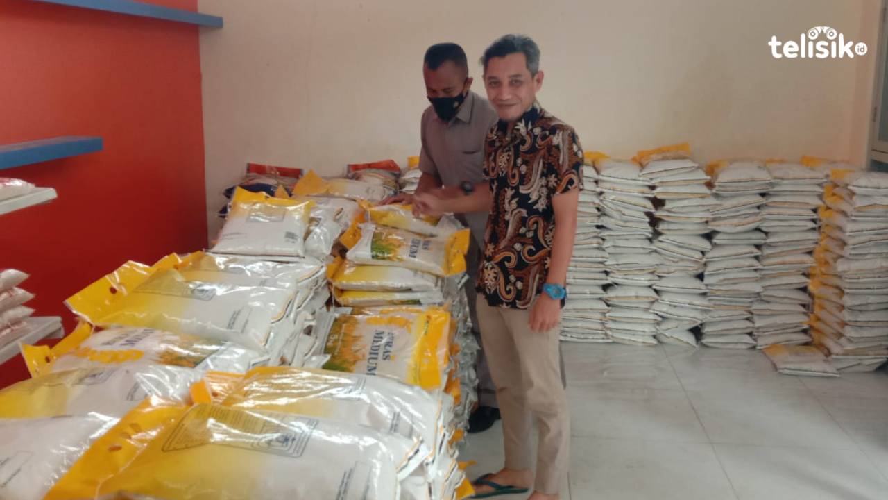 Kepala Cabang Perum Bulog Raha, Ritno memperlihatkan stok beras yang ada di Bulog. Foto: Sunaryo/Telisik