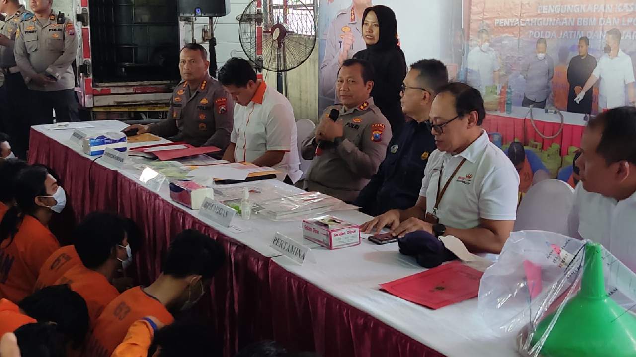 Para tersangka penimbunan BBM saat diamankan di Mapolda Jawa Timur. Mereka ditangkap di Sidoarjo dan Probolinggo. Foto: Ist.