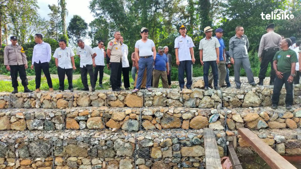 Plt Bupati Kolaka Timur didampingi beberapa OPD meninjau lokasi bendungan di Desa Nelombu dan Ulu Mowewe. Foto: Sigit Purnomo/Telisik