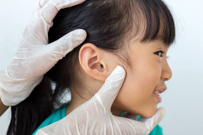 Untuk mengatasi sakit telinga banyak cara bisa dilakukan, di antaranya dengan cara alami. Foto: hellosehat.com