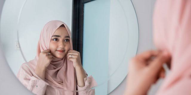 Memakai hijab merupakan kewajiban yang harus benar-benar dilakukan oleh setiap muslimah. Foto: Shutterstock