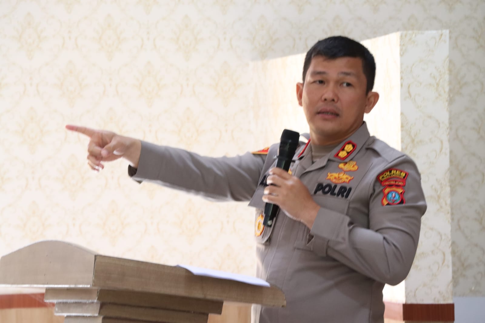 Kapolres Simalungun, AKBP Ronald Sipayung ketika memberikan keterangan kepada sejumlah awak media. Foto: Humas Polres Simalungun