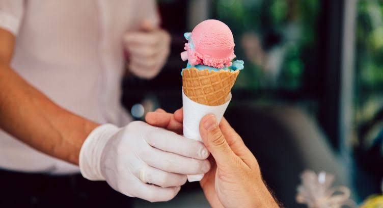 Mengonsumsi es krim terlalu sering dapat meningkatkan risiko obesitas yang berbahaya bagi kesehatan tubuh. Foto: Repro google.com