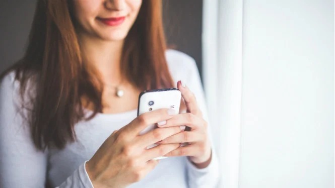 Pengguna handphone punya berbagai aplikasi tergantung kebutuhan dan selera penggunanya, beberapa dari aplikasi handphone ternyata menyedot baterai yang cukup banyak. Foto: Viva.co.id