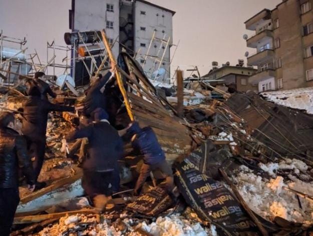 Hastag Pray For Turkey atau #PrayForTurkey masih trending pada Selasa (7/2/2023). Gempa magnitudo 7,8 meluluhlantakkan bangunan bahkan dilaporkan korban meningkat menjadi 3.800 orang. Foto: Repro Dnaberita.com