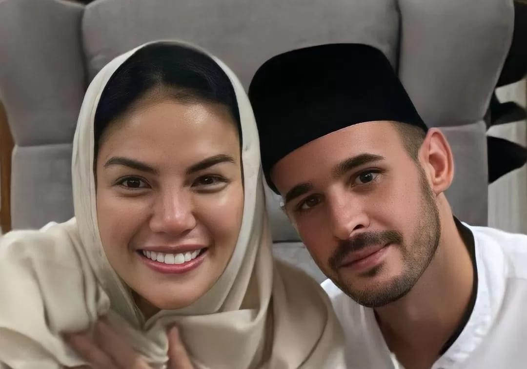 Marco Antonio Berenguel Dedola dan kekasihnya Nikita Mirzani sesaat setelah proses mengucapkan dua kalimat syahadat. Foto: repro Bali.suaramerdeka.com