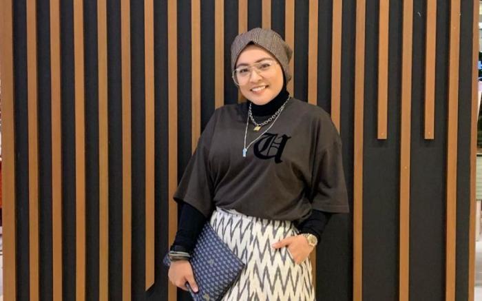 Astrid Kuya yang memilih mualaf sebelum menjadi istri Uya Kuya. Foto: Repro celebrities.id