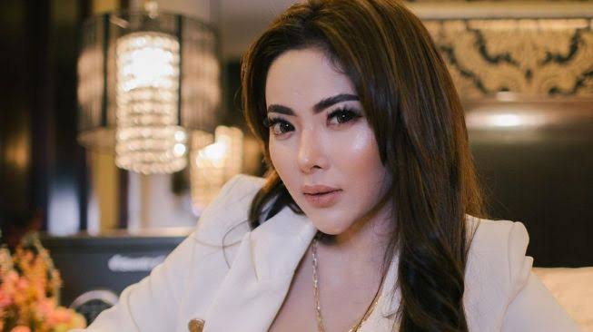 Selebgram seksi Ayu Aulia terus terang bicara seks di kanal Youtubenya. Foto: Suara.com