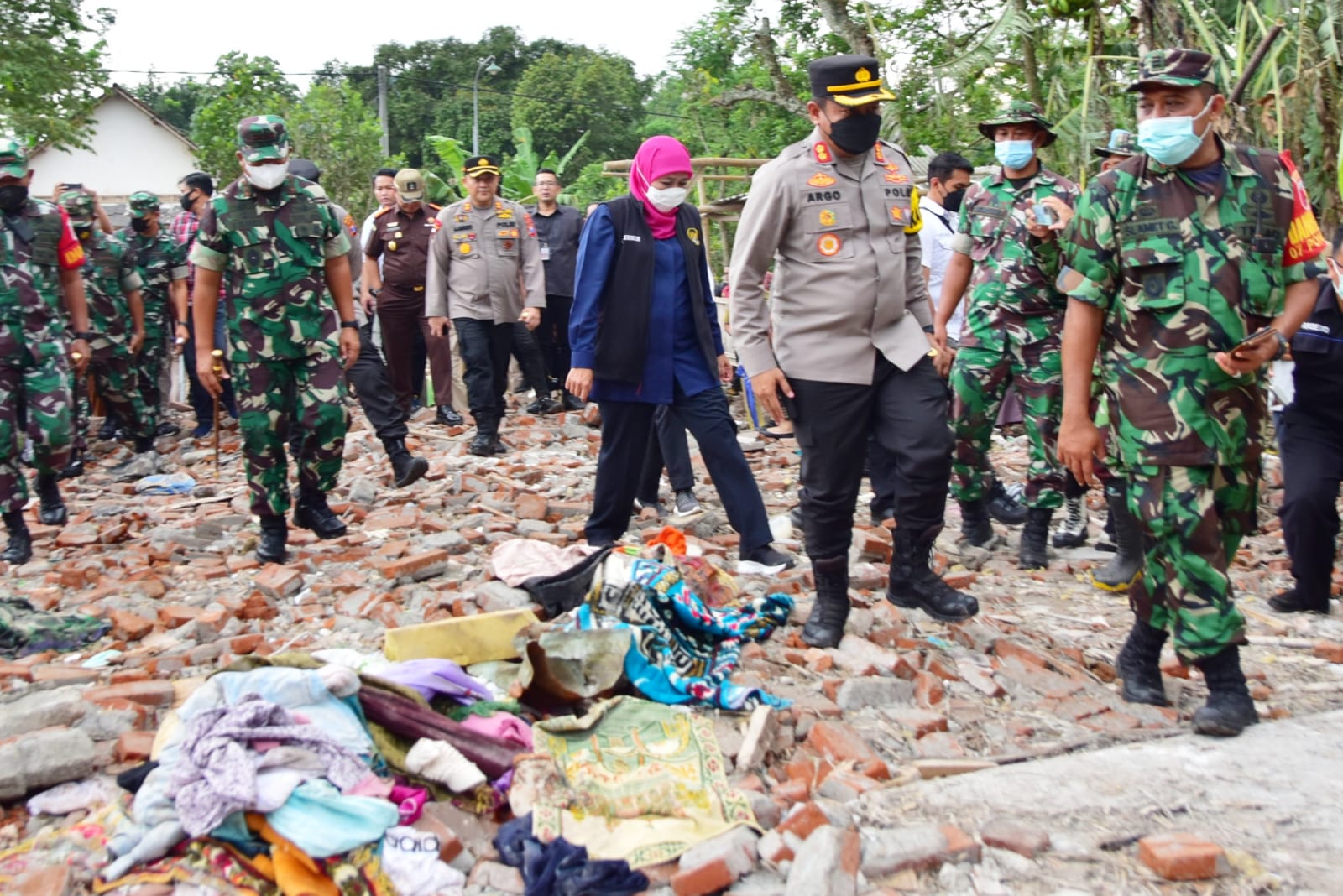Kapolda Jawa Timur, Irjen Pol Toni Harmanto bersama Gubernur KHofifah Indar Parawansa meninjau lokasi ledakan petasan di daerah Blitar. Selain melihat kondisi rumah hancur, gubernur Khofifah juga memberikan santunan bagi korban ledakan petasan. Foto: Ist.