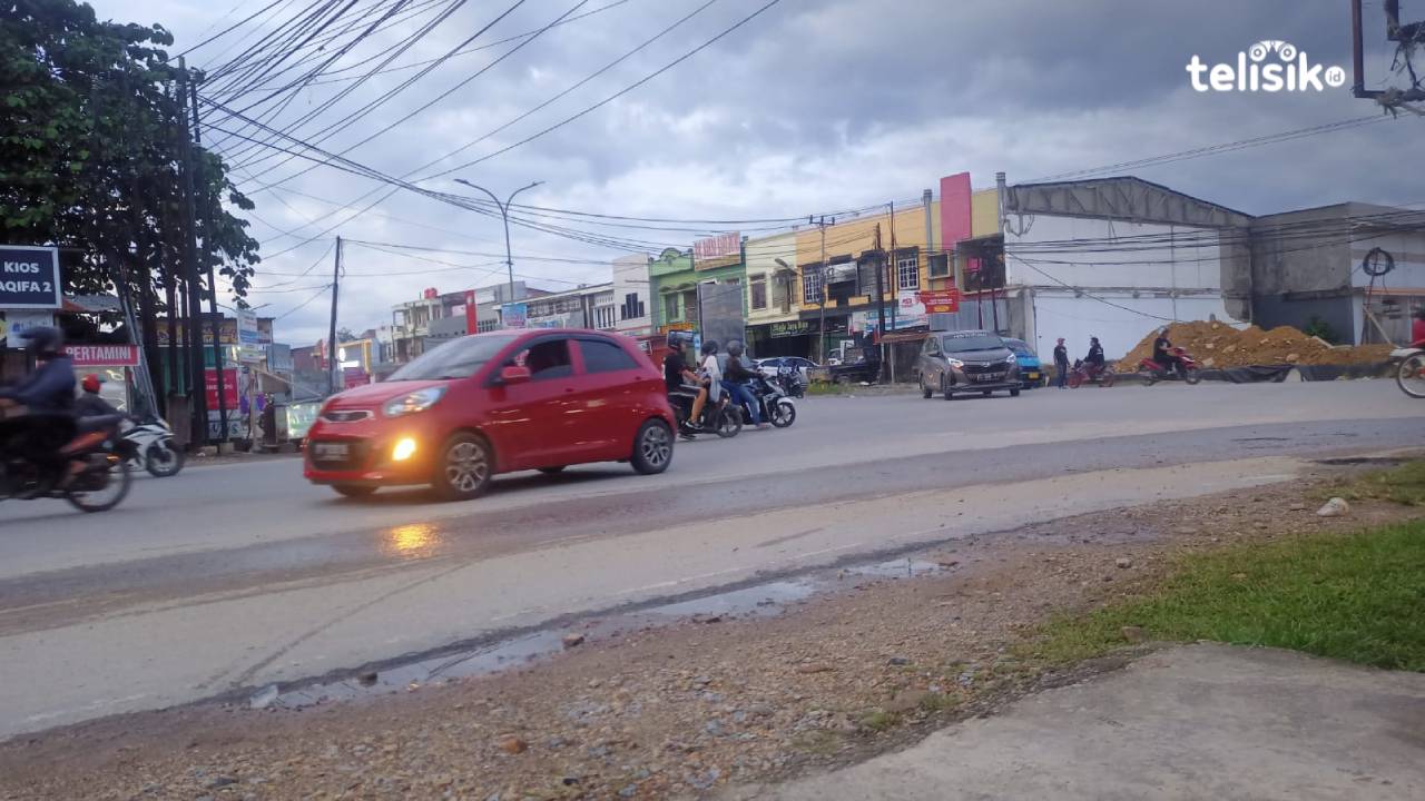 Pengendara bermotor merasa was-was jika harus membawa kendaraan yang tidak lengkap, gang sempit hingga jasa ojek online menjadi alternatif. Foto: Ahmad Jaelani/Telisik