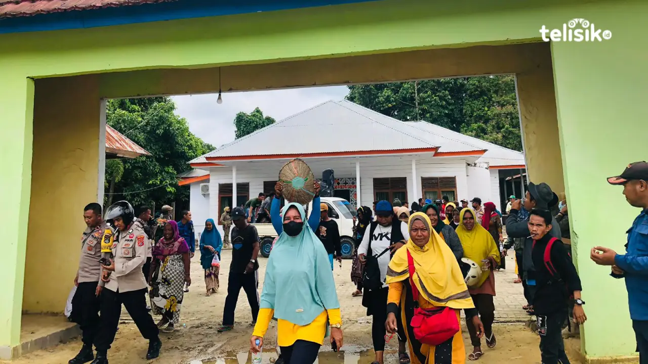 Para pedagang pasar Ampera berdemonstrasi di DPRD Konawe Kepulauan, Senin (27/2/2023). Foto: Lukman Nul Hakim/Telisik