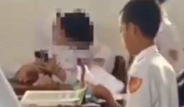 Tampak sepasang siswa SMP diduga di Kota Baubau sedang asik berciuman di sebuah ruangan kelas. Foto: Ist.