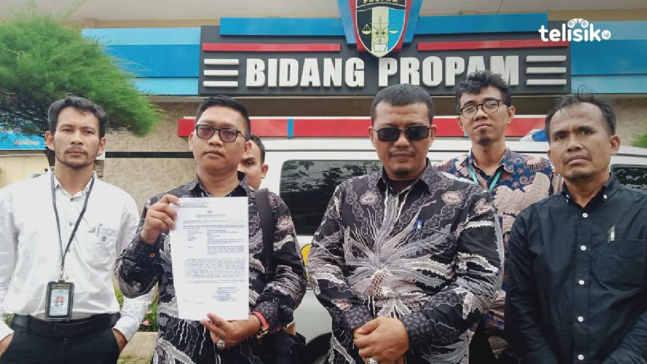 Tim kuasa hukum Bripka RES dan MF usai membuat laporan di Propam Polda Sumatera Utara Jalan Sisingamangaraja KM 10,5 Medan. Foto: Reza Fahlefy/Telisik