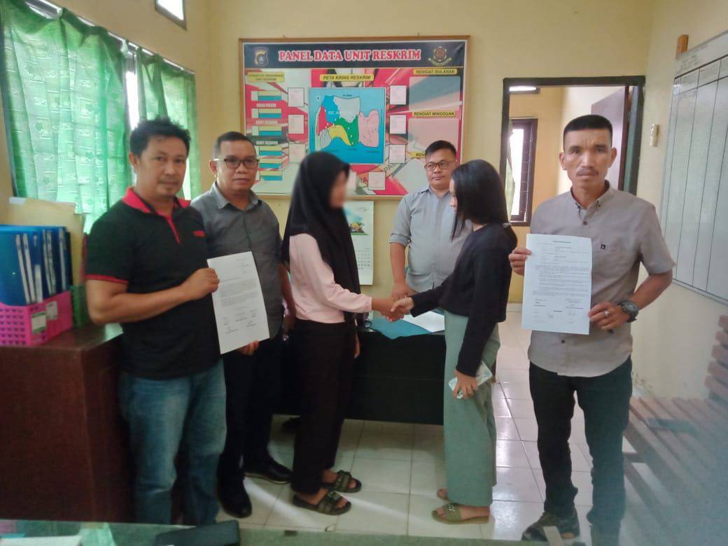 Dua siswi SMAN 1 Wawotobi yang terlibat perkelahian dan viral di medsos terlah berdamai setelah dimediasi pihak kepolisian dan pihak sekolah. Foto: Ist.