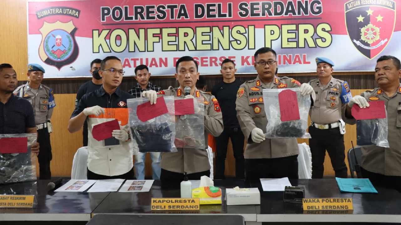 Kapolresta Deli Serdang, Kombes Pol Irsan Sinuhaji memimpin kegiatan konfrensi pers pengungkapan kasus pembunuhan bocah perempuan berusia 4 tahun. Foto: Humas Polresta Deli Serdang