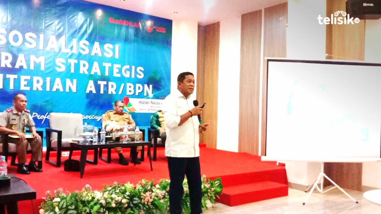 Anggota Komisi II DPR RI, Hugua bersama Wabup Muna, Bachrun Labuta melakukan sosialisasi program strategis Kementerian ATR/BPN. Foto: Sunaryo/Telisik