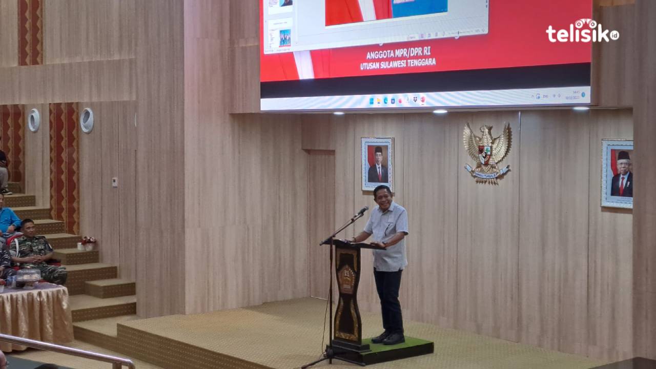 Anggota DPR RI, Hugua saat menyampaikan 4 pilar kebangsaan di Balai Kota Kendari kepada seluruh pejabat dan OPD Kota Kendari. Foto: Wa Ode Ria Ika Hasana/Telisik