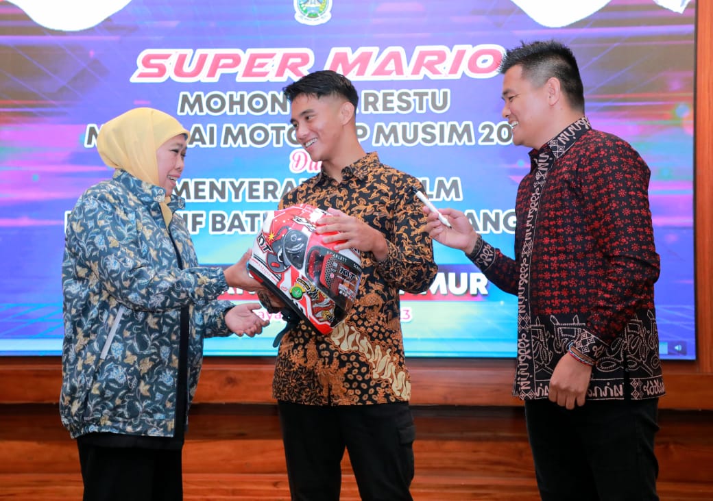 Gubernur Khofifah Indar Parawansa saat bertemu pembalap Mario Suryo Aji di Surabaya. Rencananya jawa Timur akan membangun sirkuit balap di Magetan. Foto: Ist.