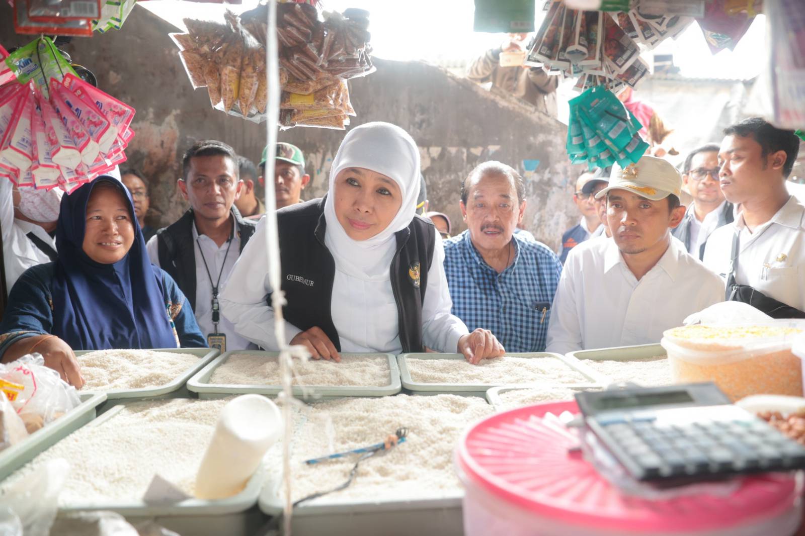 Gubernur Khofifah  melakukan pengecekan kondisi pasar untuk memantau naik turunnya harga sembako di Jawa Timur. Foto: Ist.