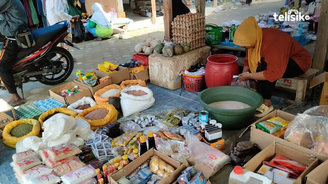 Harga beberapa bahan pokok di Pasar Lambubalano Kecamatan Lawa, Kabupaten Muna Barat, masih cukup stabil jelang Ramadan. Foto: Putri Wulandari/Telisik