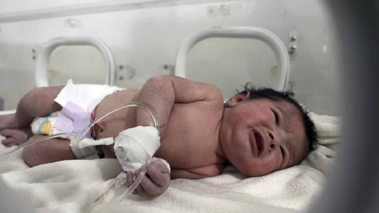 Bayi perempuan yang baru lahir selamat usai sempat berada di antara reruntuhan bangunan setelah gempa dahsyat bermagnitudo 7,7 mengguncang Turki. Foto: AFP