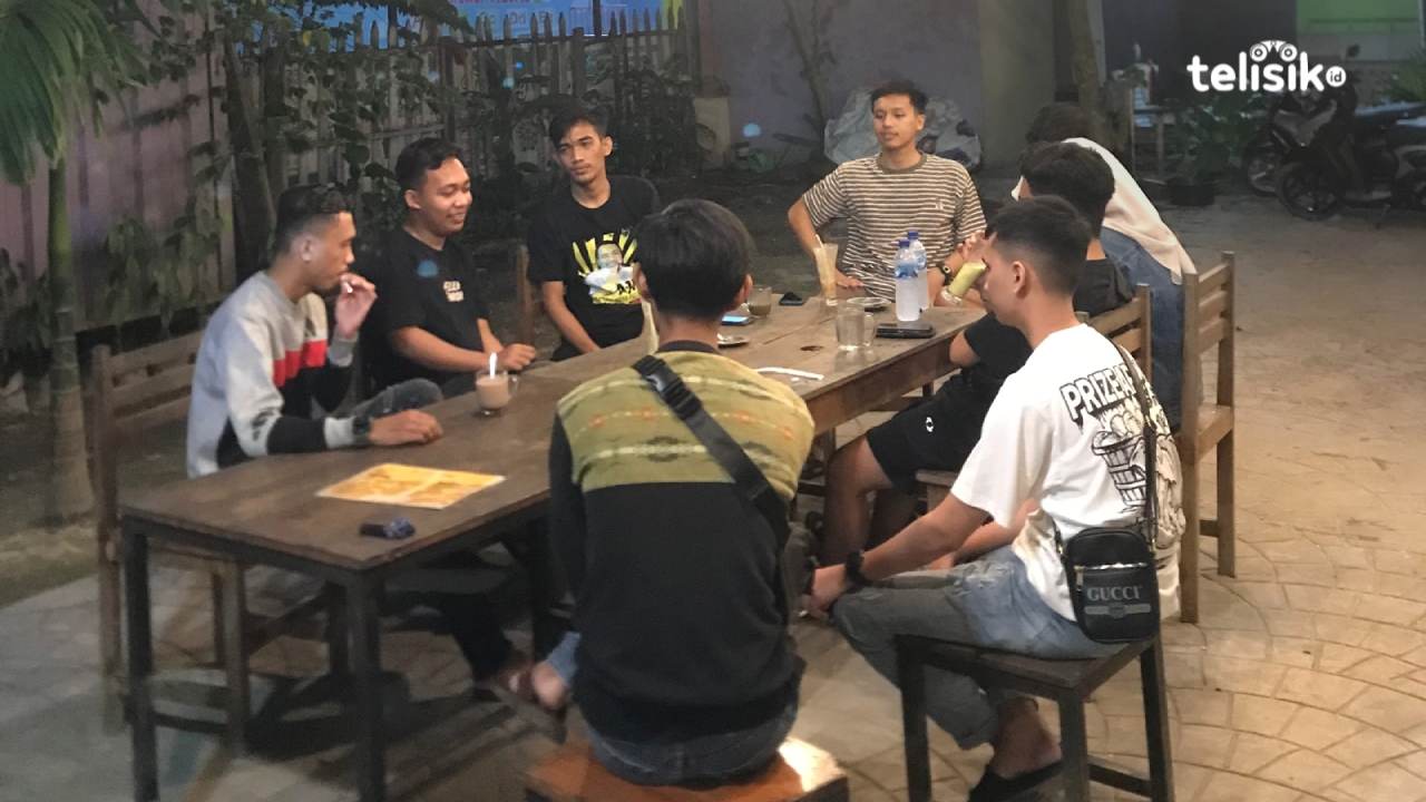 Tim pemenangan salah satu figur politik sedang berdiskusi di salah satu kedai kopi. Foto: Febry Jahra Lestiani/Telisik