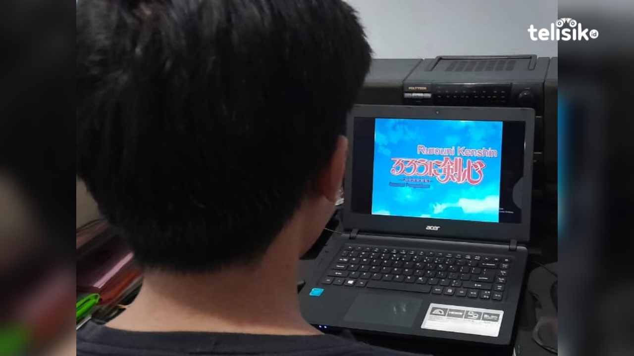 Seorang remaja penggemar anime yang sedang menyaksikan serial anime lawas dengan judul Samurai X di laptop. Remake dari anime ini juga dikabarkan akan tayang pada tahun 2023 ini. Foto: Muhammad Adhiatma Hidayat/Telisik