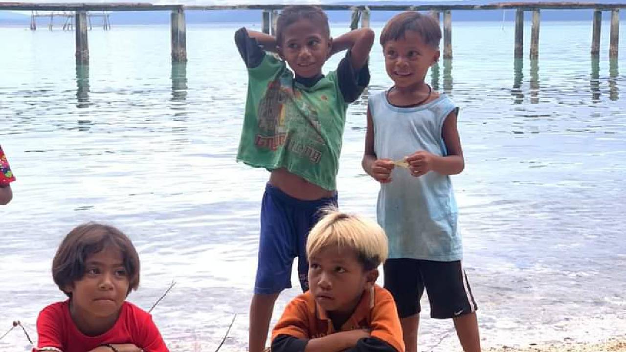 Keramahan anak-anak pesisir Desa Lowu-Lowu  di Kabupaten Buton Tengah. Mereka sangat antusias bertemu para pengunjung. Foto: Ist.