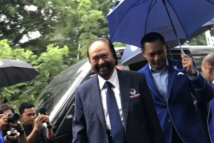 Ketua umum Partai Nasdem, Surya Paloh, disambut Ketua Umum Partai Demokrat AHY, saat sambangi kantor DPP. Foto: Repro Kompas.com