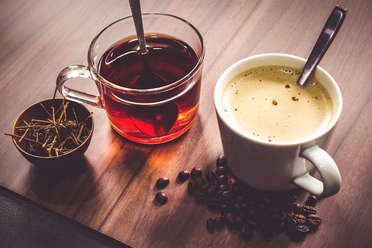 Salah satu alasan utama orang mengonsumsi kopi atau teh adalah kandungan kafeinnya. Kafein merupakan zat stimulan alami yang membantu diri lebih terjaga, meningkatkan performa fisik, serta mencegah timbulnya rasa lelah. Foto: Kompas.com