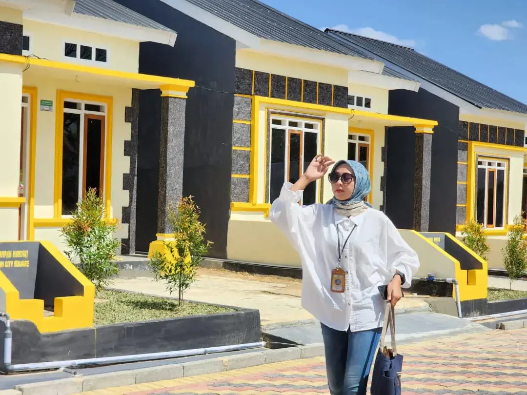 Tuti Agustina, kuliah sambil bekerja sebagai tenaga marketing perusahaan pengembang karena tuntutan ekonomi keluarga. Foto: Ist.