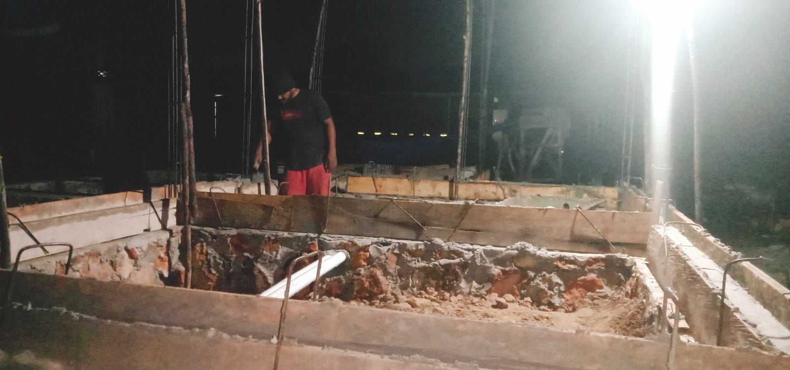 Situasi saat mahasiswa yang bekerja lembur saat malam hari agar meringankan beban orang tua. Foto: Ist.