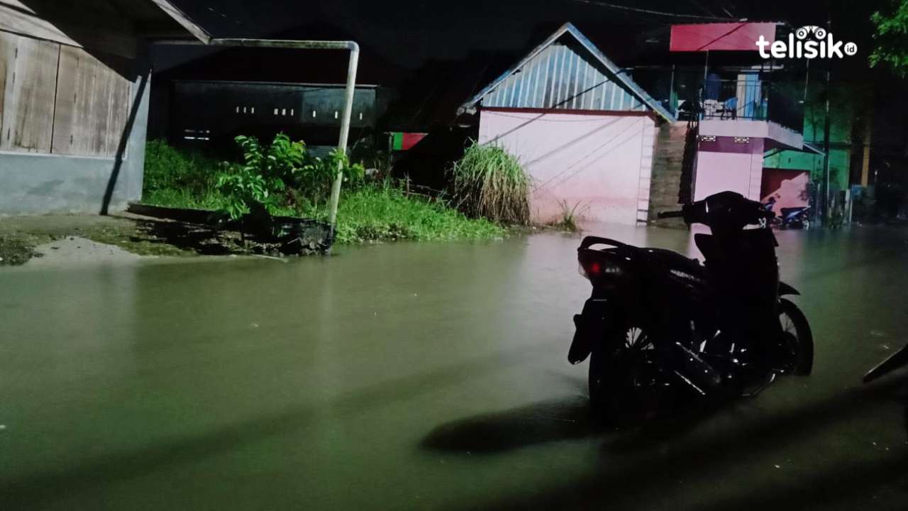 Kondisi jalan di Lorong Manggarai terendam banjir setelah diguyur hujan deras. Foto: Rasmin Jaya/Telisik