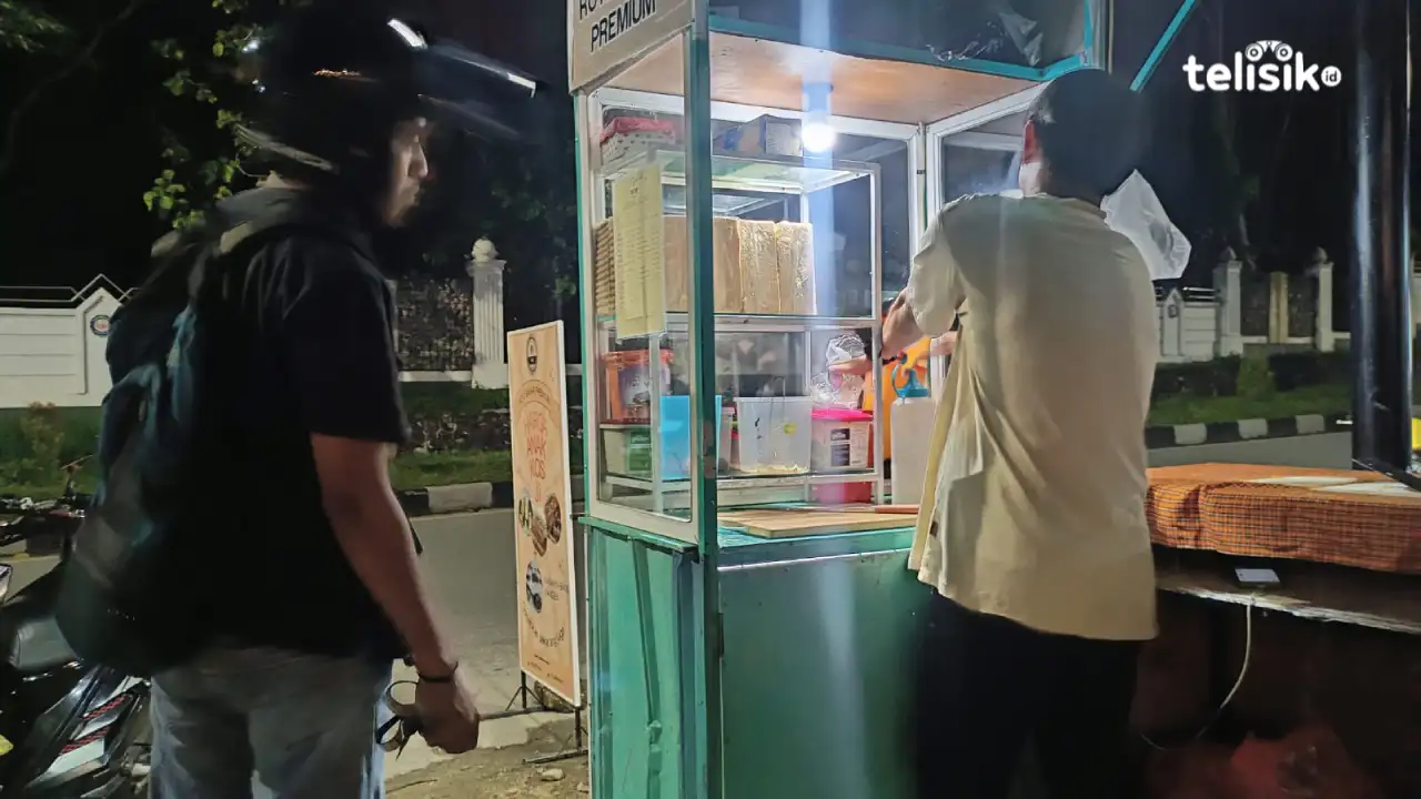 Mahasiswa UHO ini melihat roti bakar sebagai peluang usaha. Foto: Wa Ode Ria Ika Hasana/Telisik
