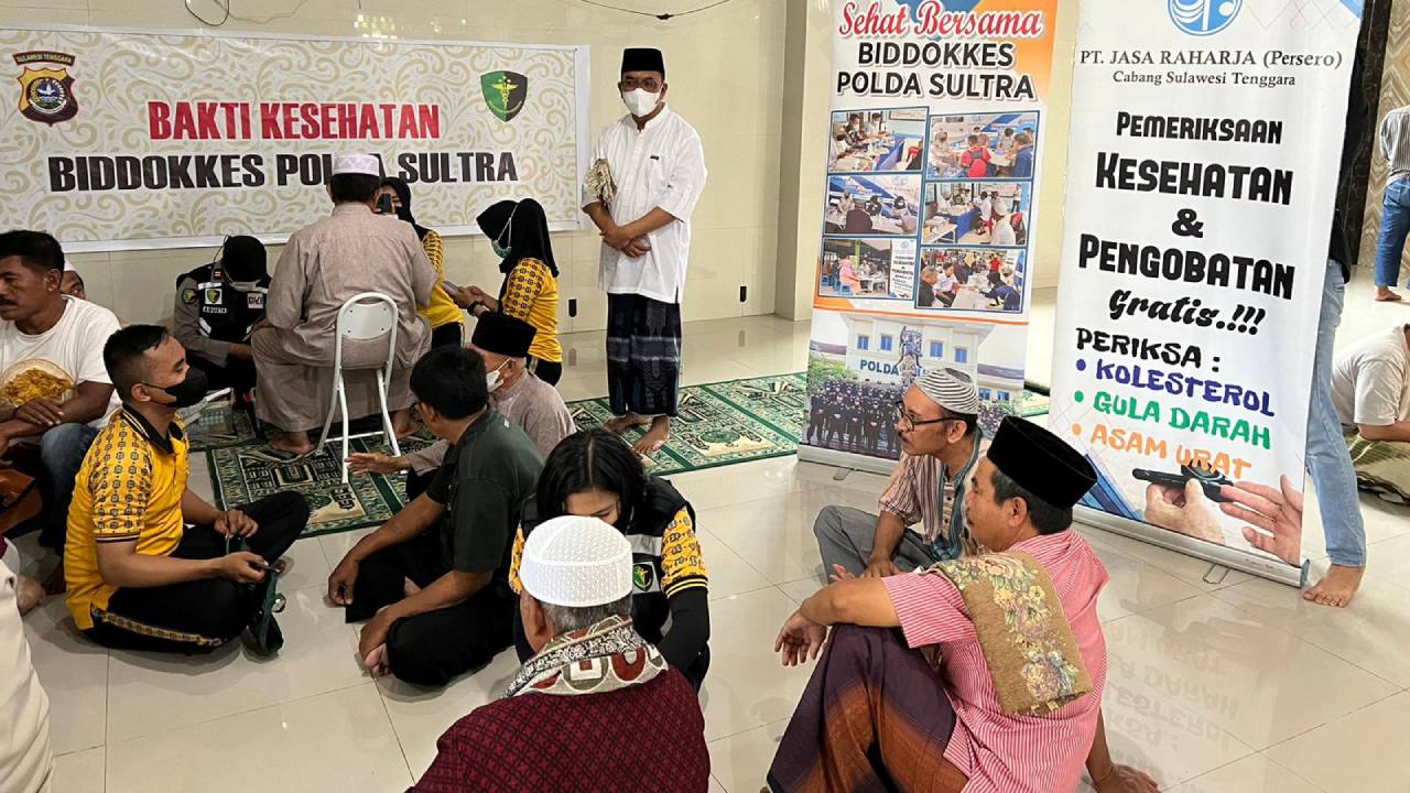 Masyarakat di lingkungan sekitar Masjid Nurul Huda memeriksakan kolesterol, gula darah dan asam urat dalam kegiatan bakti kesehatan yang diadakan Biddokkes Polda Sulawesi Tenggara. Foto: Ist.