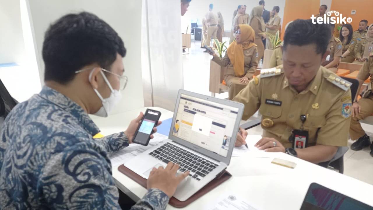 Pj Wali Kota Kendari Asmawa Tosepu, sedangkan mengisi formulir untuk melengkapi data dalam proses integrasi NIK dengan NPWP di Mal Pelayanan Publik (MPP) Kota Kendari. Foto: Sumarlin/Telisik