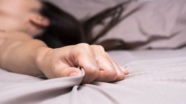 Sebuah gangguan tidur bernama sexsomnia membuat pengidapnya melakukan gerakan seks saat tidur. Foto: Suara.com