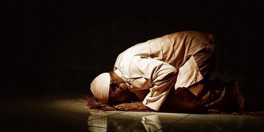 Allah membanggakan orang yang salat malam kepada para Malaikat. Allah pun menjamin mengabulkan doa baik yang dipanjatkan. Foto: Repro Merdeka.com