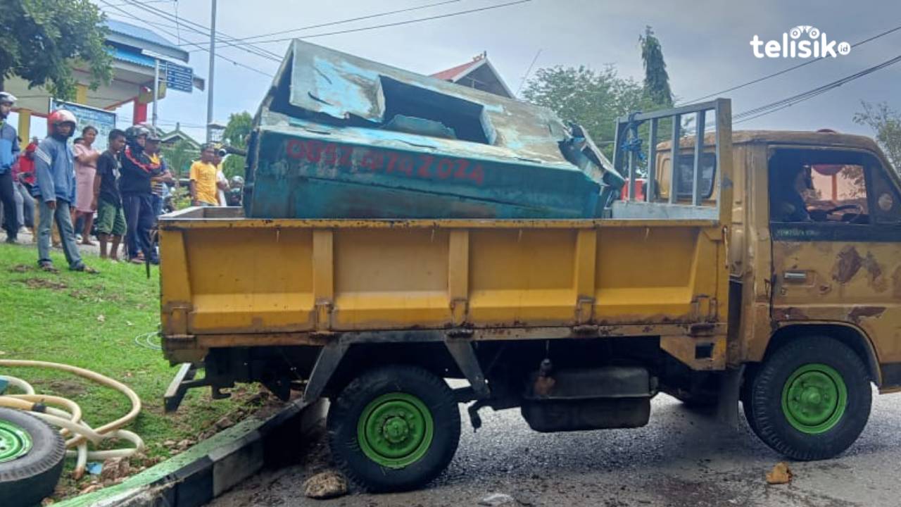 Nampak kondisi sebuah mobil truk bermuatan air yang kecelakaan di tanjakan jalan poros menuju benteng keraton Baubau. Foto: Iradat Kurniawan/Telisik