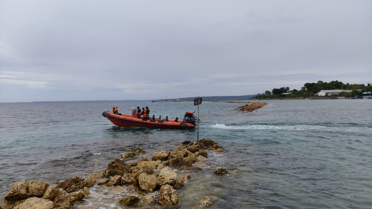 Tim SAR ketika mencari seorang nelayan asal Kota Baubau yang hilang ketika mencari ikan di perairan Buton Tengah. Foto: Ist.