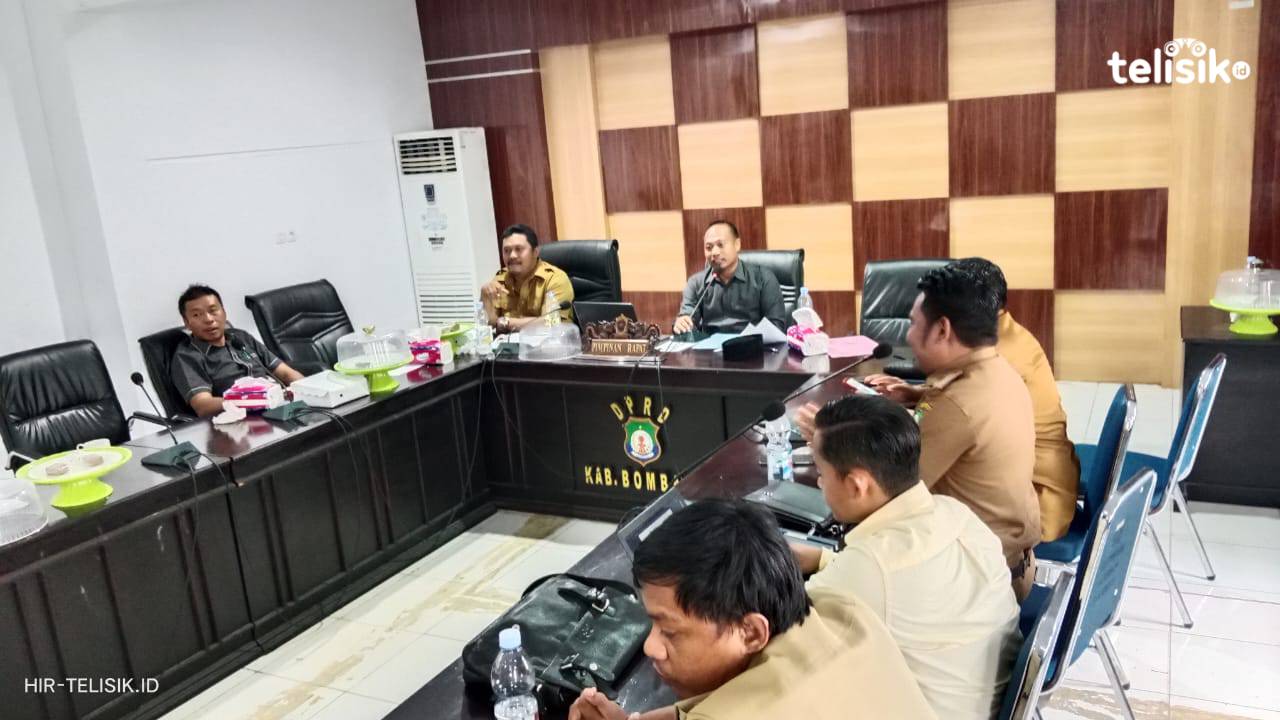 Komisi I DPR Bombana saat memimpin jalannya Rapat Dengar Pendapat tentang pemberhentian perangkat Desa Laloa. Foto: Hir/Telisik